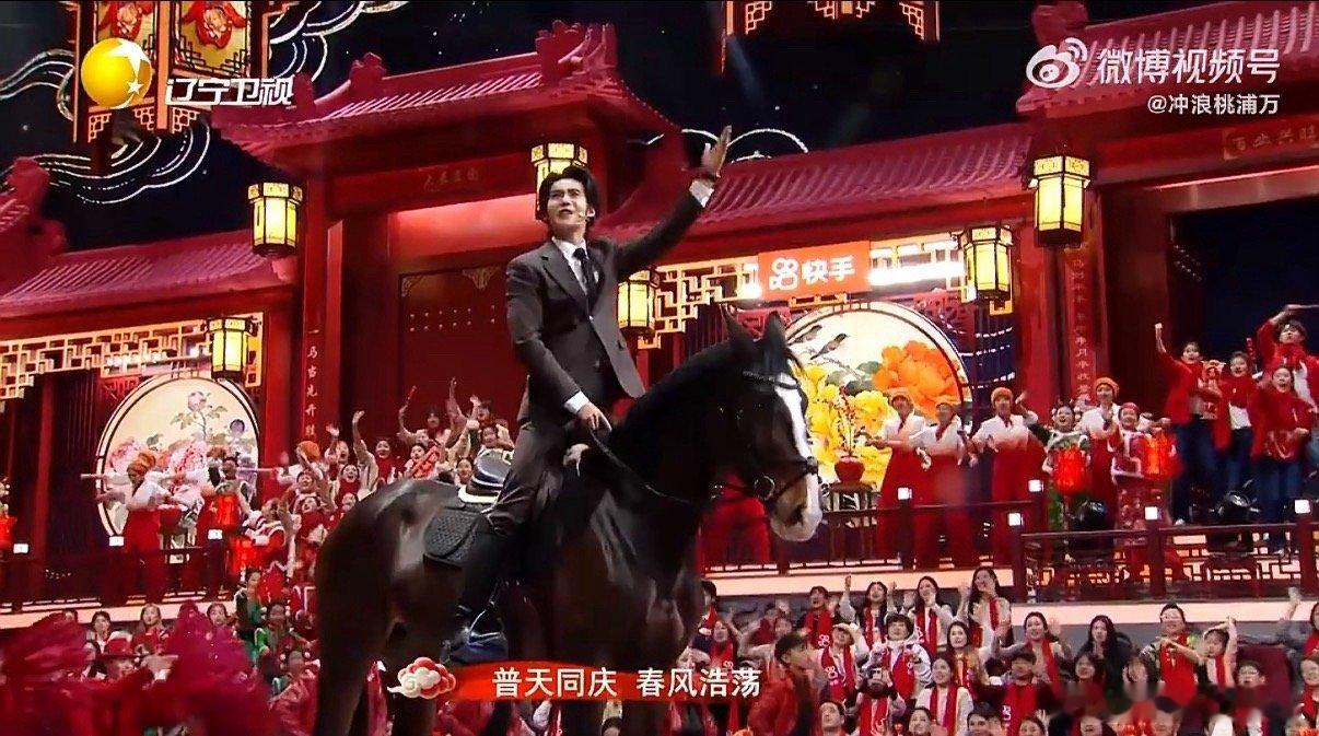 辽宁春晚尽显北方豪迈辽宁春晚隔着屏幕都感受到了热乎气！唢呐一响，全场沸腾，辽宁春