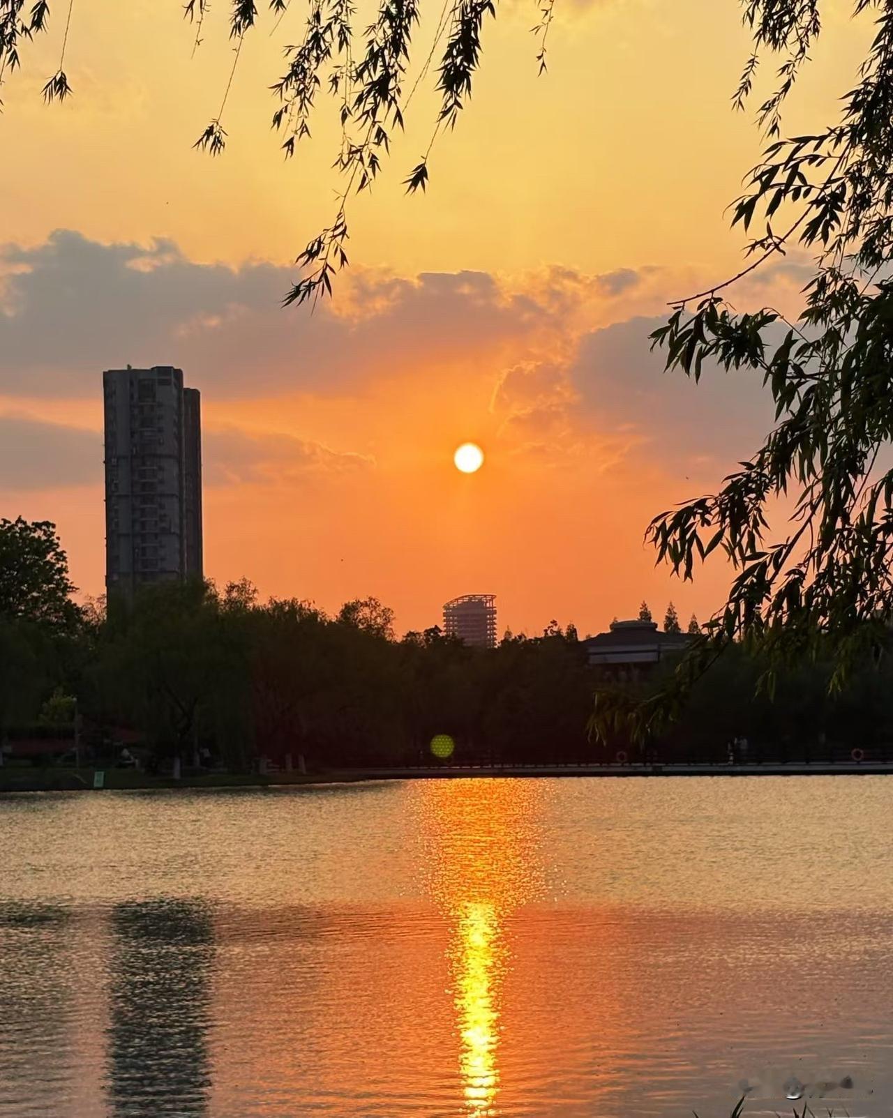 发张你手机里最美的夕阳照可以吗下班后随手拍下的这抹夕阳真的太治愈啦！暖橙霞光铺满