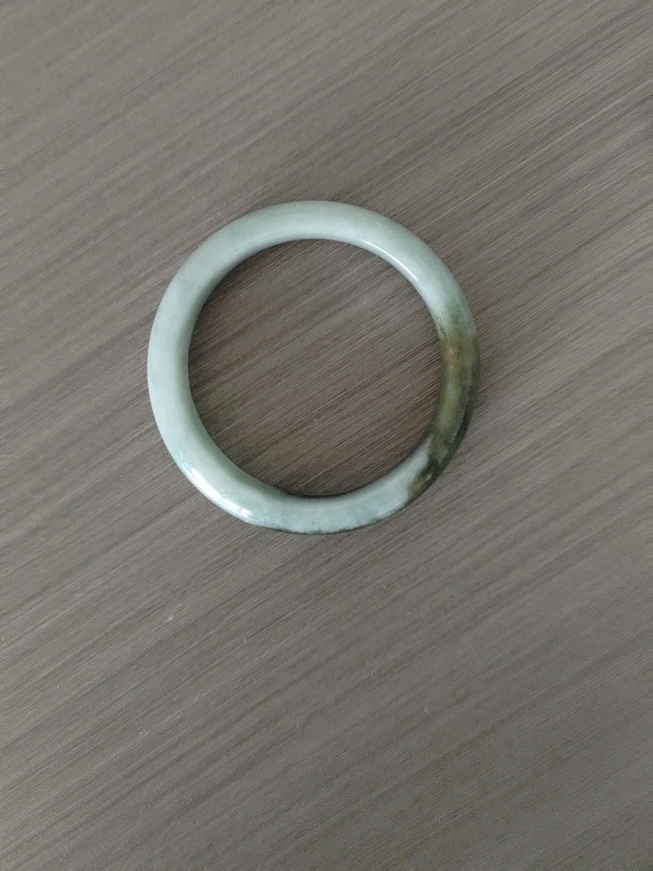 妹妹十年前给了我一个这样的镯子，现在我抽屉里老是被挪过来挪过去，我不知道这个东西