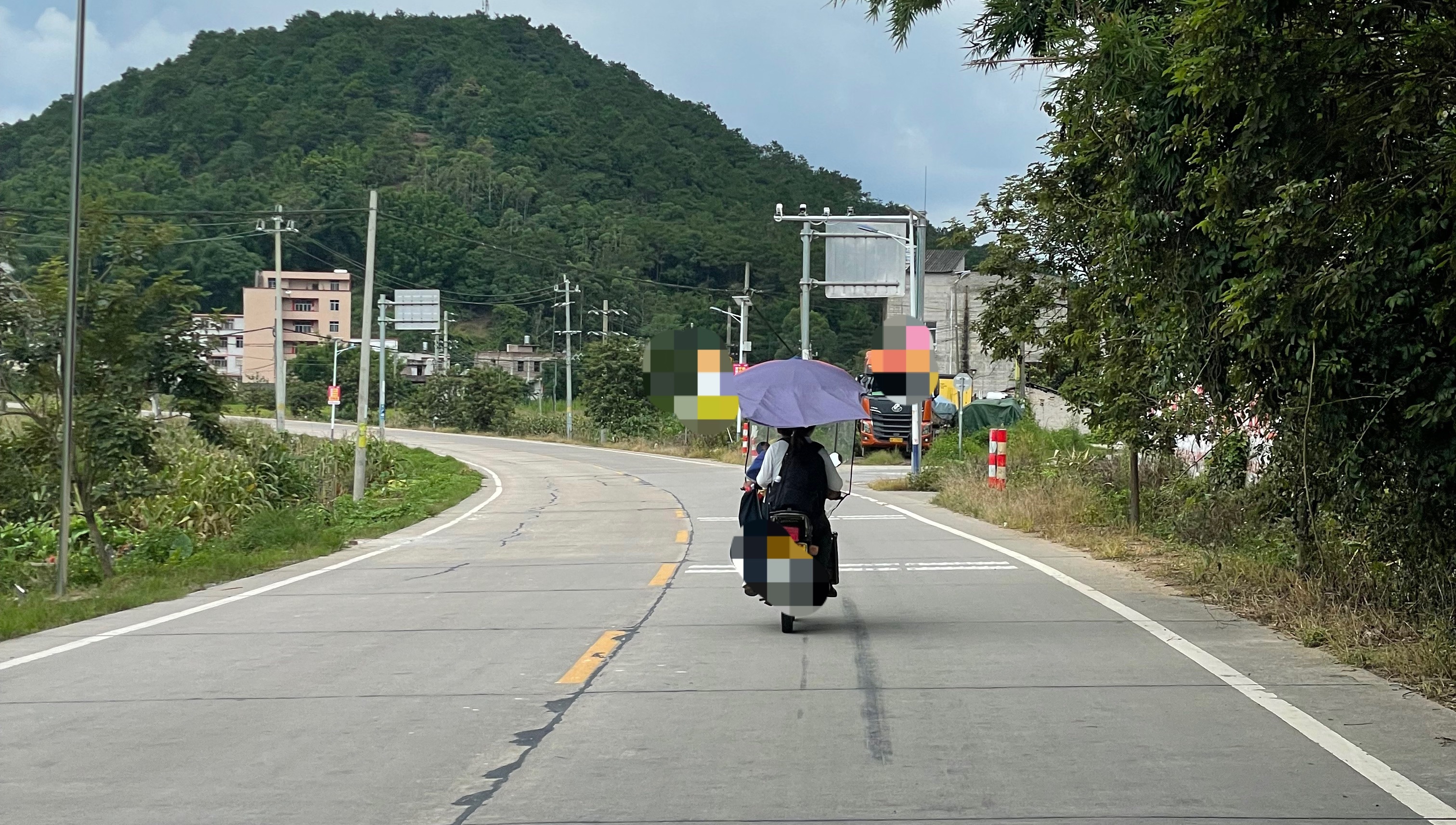【女子在玉林容县一庙会乞讨后搭车离开】近日，玉林市容县的一个庙会有一对男女以孩子