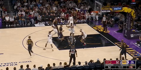 詹姆斯三分投进！ 骑士vs湖人