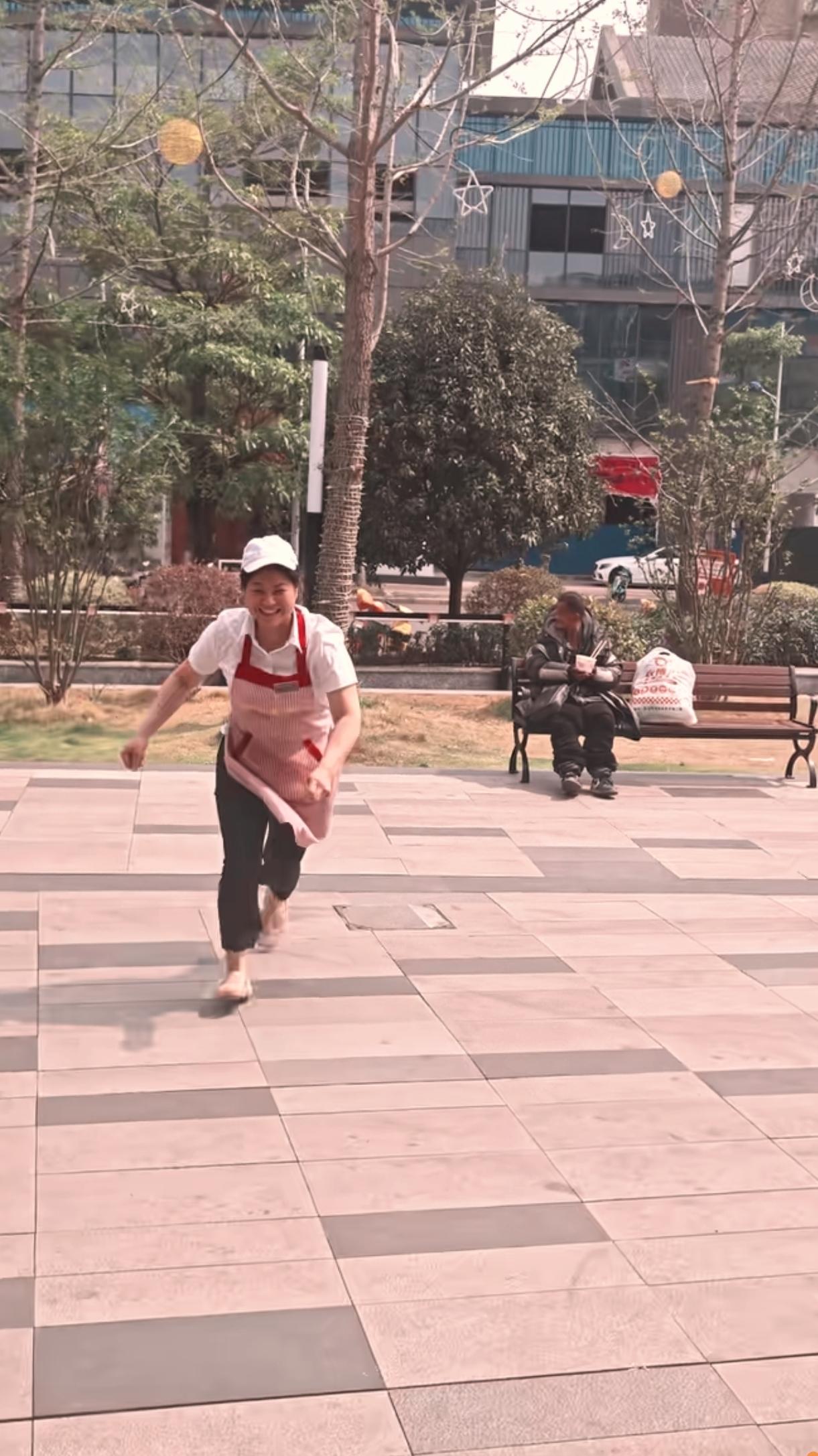 这位大姐遇到什么喜事了，这么开心，面带微笑着一路小跑着向前走。看她的着装可以肯定
