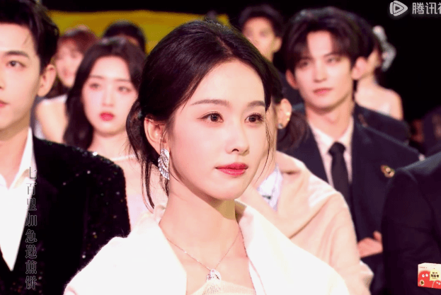 陈都灵就跟天鹅一样坐在那里 星光大赏内场