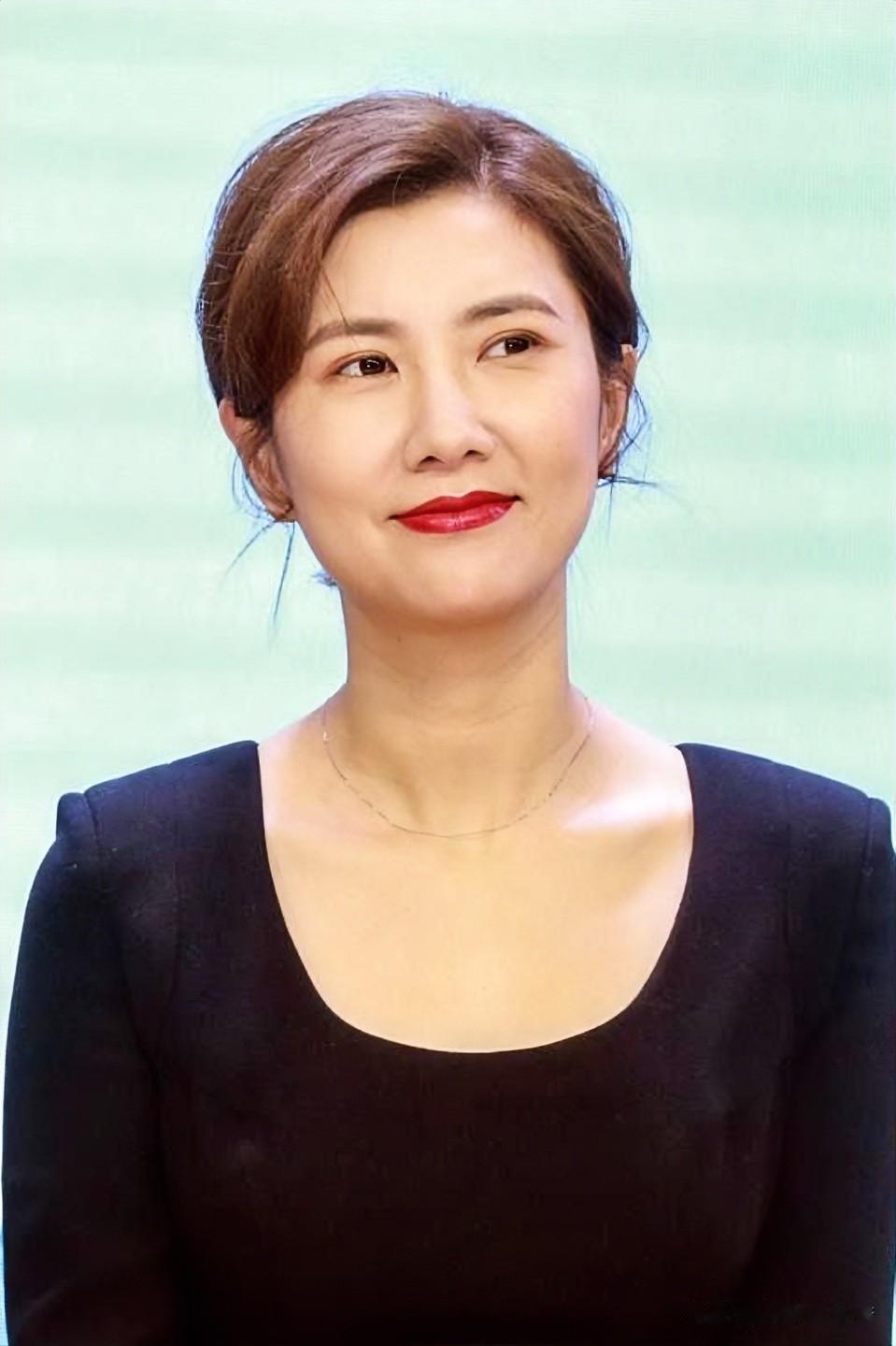 她是特别“耐看”的女演员，自带传统女性的“柔美”！

她长了一张“秀外慧中”的脸