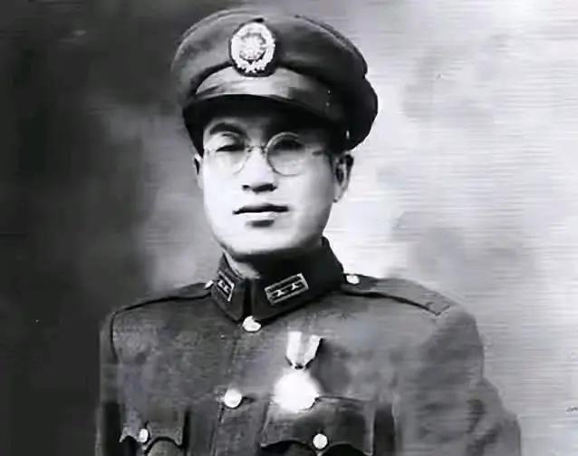 1974年深冬，台北县三重镇郊外的棚户区，寒风裹着冷雨钻进一排排低矮的铁皮屋。巷