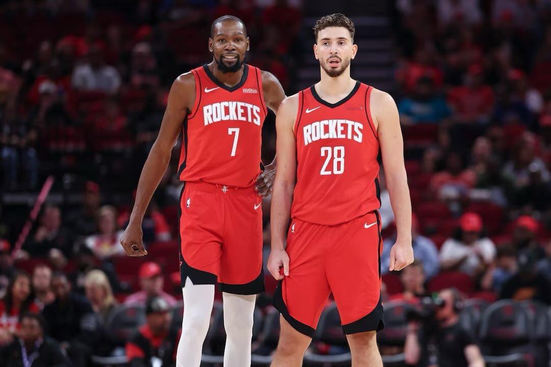 我们经历过高峰，也正身处低谷。不必担心，赛季还长，继续往前冲。