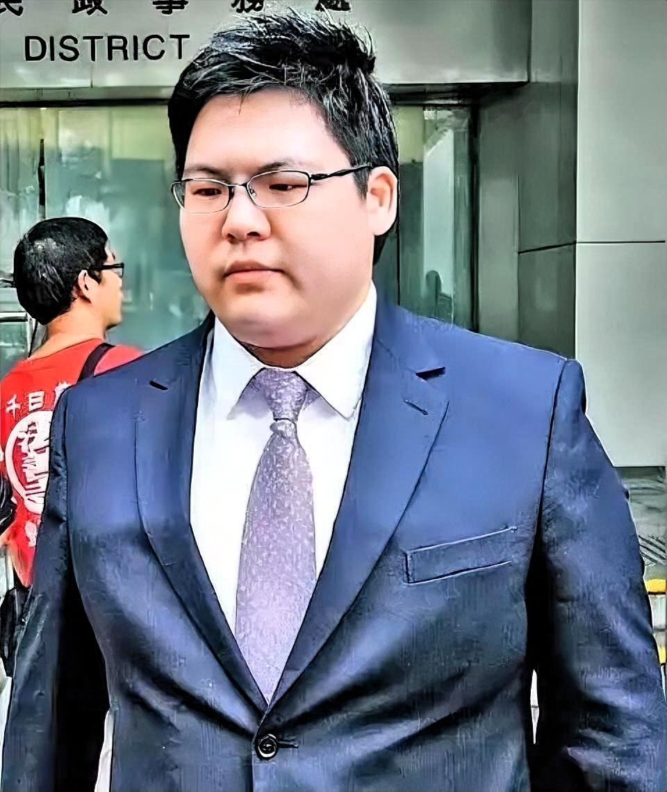 豪门最狠的偏心，从来不是给少了，而是直接把亲儿子踢出局。
 
向佑一夜难眠，怎么