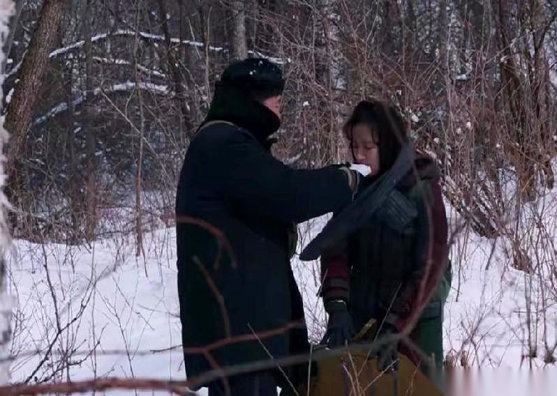 花了半辈子积蓄，给她爹治病，供她读完师专，还送了张什么小牛皮。
就为了娶一个，他