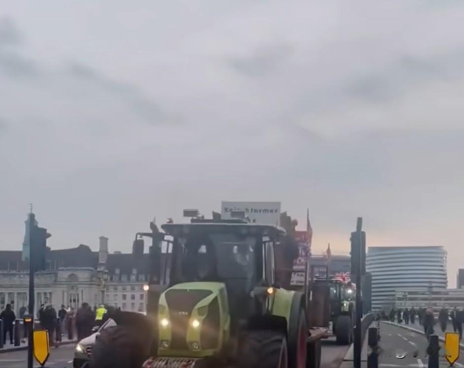 英国首相斯塔默怂了
2024年10月英国预算案原本计划从2026年4月起，限制农