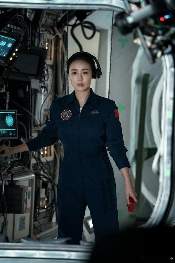 李宇春辛芷蕾倪妮宣传高叶新片最好的关系便是一路同行、彼此撑腰！李宇春、辛芷蕾、倪