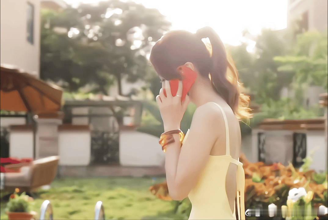 秦岚淡黄的长裙 秦岚春晚这身造型太戳人了，鹅黄裙明媚优雅，金色花朵点缀肩头。薄纱