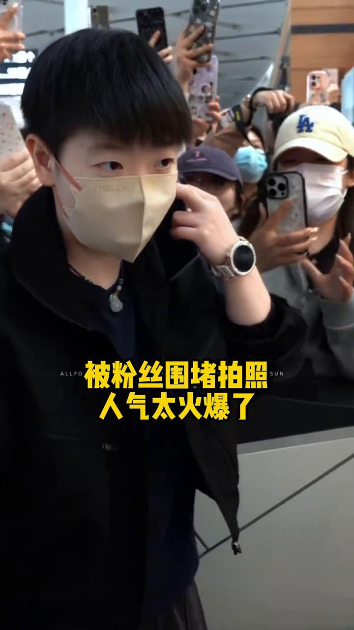 被粉丝围堵拍照，人气太火爆了。
孙颖莎出发澳门世界杯，被几个安保人员保护，莎莎戴
