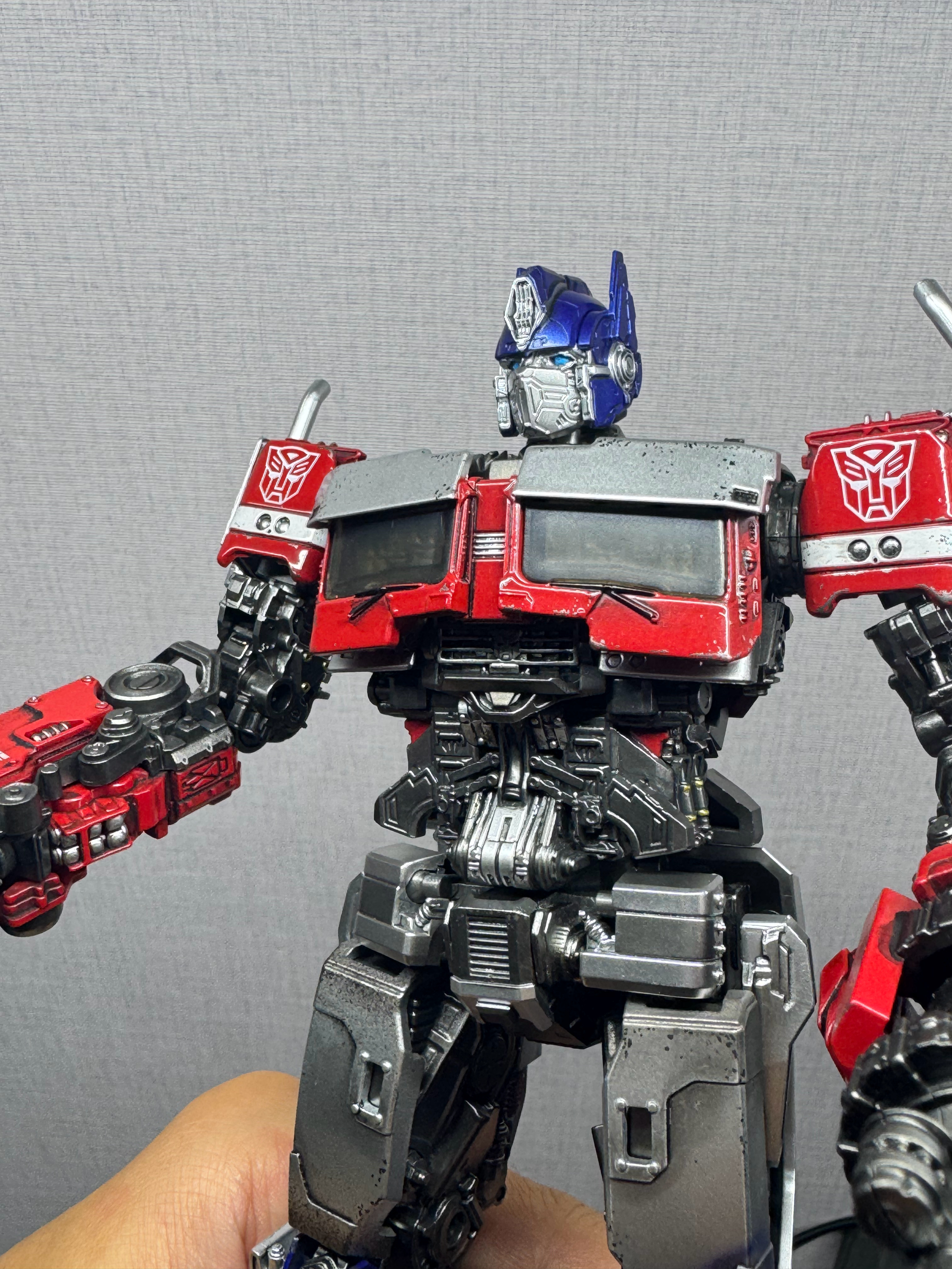 组装了一个战损版 G1 擎天柱40周年纪念版，合金+塑胶主体材质，火炮和眼睛可点