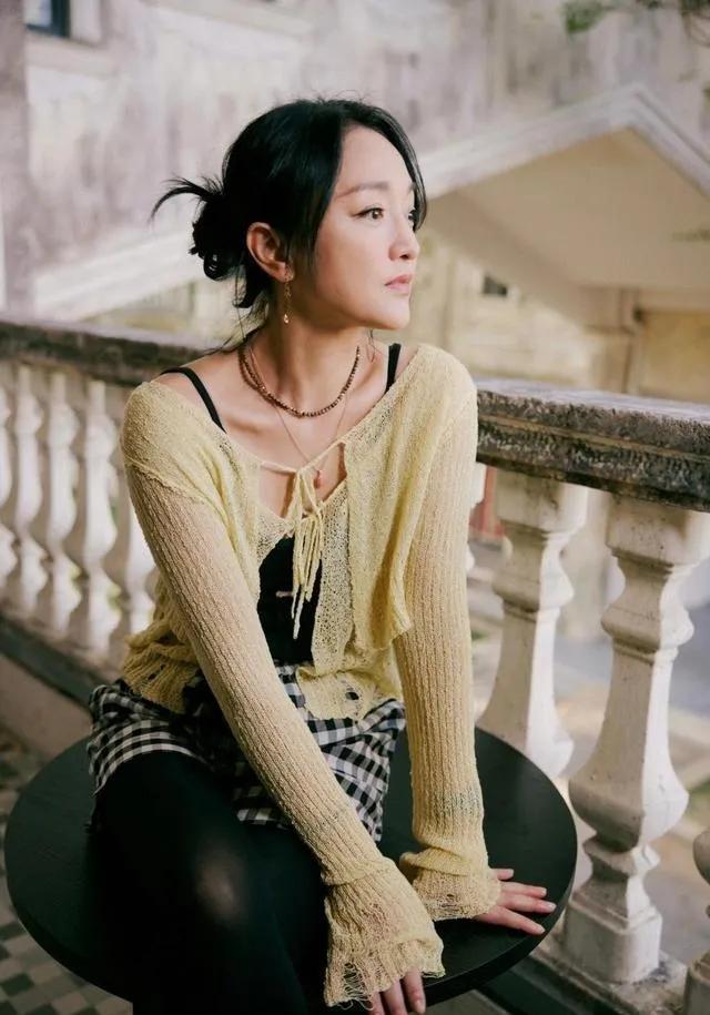 被周迅美到了！
 
淡黄色镂空开衫，慵懒随性。❤️
黑丝+格子裤，甜酷又复古，灵