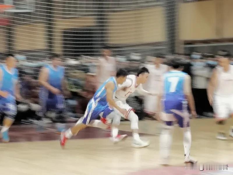 昨晚的比赛看得人揪心！开局就被对手压制，气得我直接切换频道。可下半场实在忍不住又