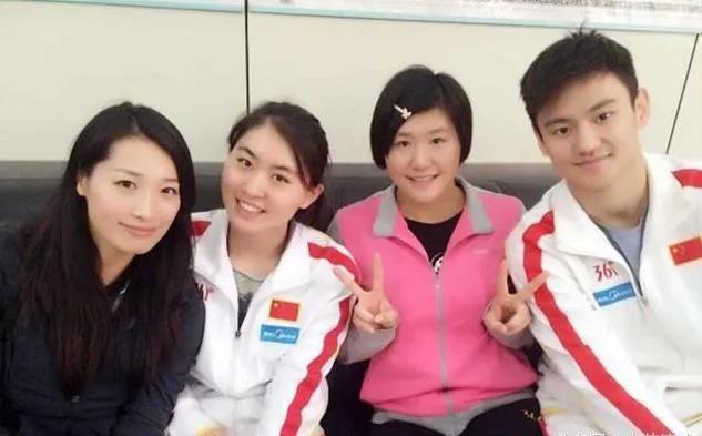 哇哦，3位泳坛女神居然同框了：长发垂肩的罗雪娟蛾眉淡扫，肌肤胜雪，凤眼如虹哈；笑