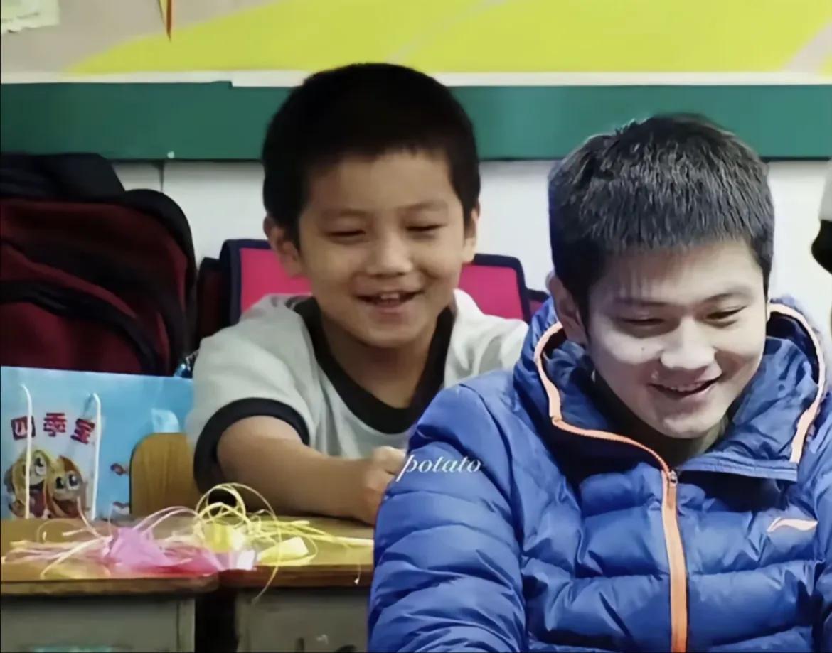 等比例长大的樊振东小胖
怎么整个上海都在偶遇小胖，图三感觉小胖瘦了不少