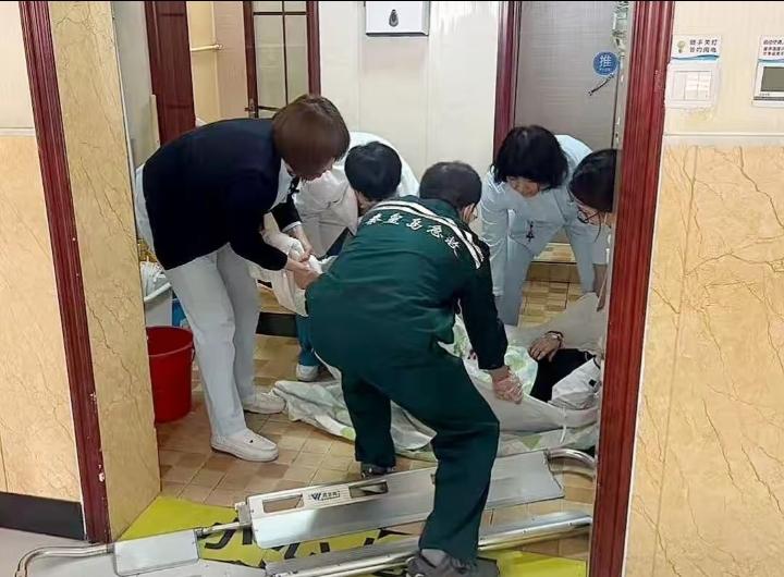 真的被秦皇岛这事儿惊到了！
24岁宝妈陪大宝去医院输液，居然在厕所突然生了二胎，