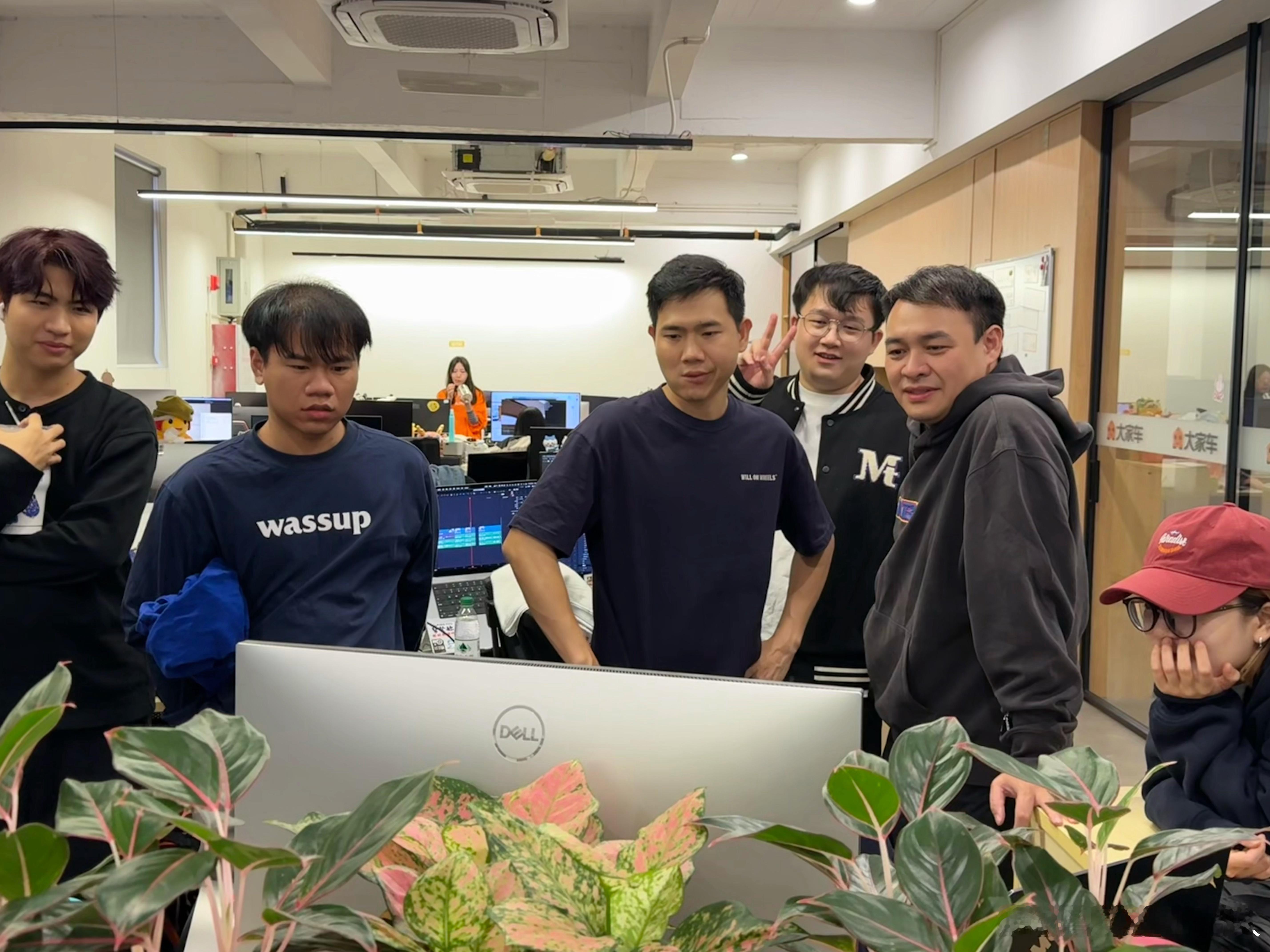 想知道他们这么齐人在看什么？马上去某音的【粤爱车lonehigh family】