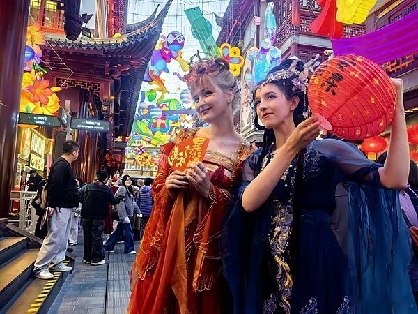 全世界都在过春节春节来临，全世界都在过春节！舞狮、挂灯笼、亮彩灯……硬控老外过大