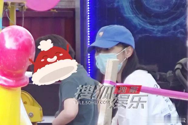 白百何带小儿子公园玩游戏机 白百何带小儿子公园玩游戏机，姐什么时候再进组啊！！ 