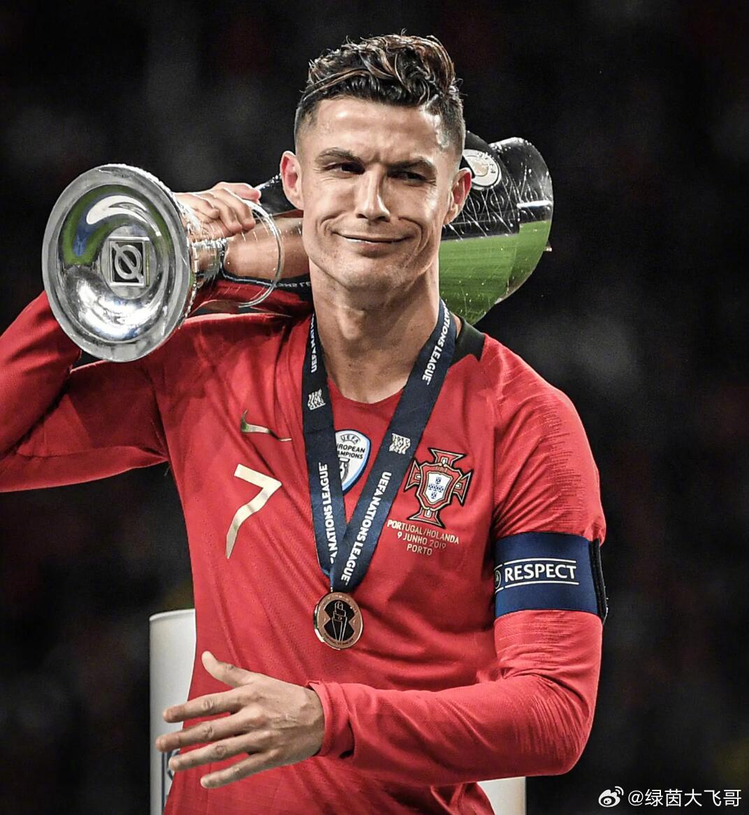 ESPN FC晒出了一组葡萄牙国家队在C罗出现前后的成绩对比，随后英国名嘴皮尔斯