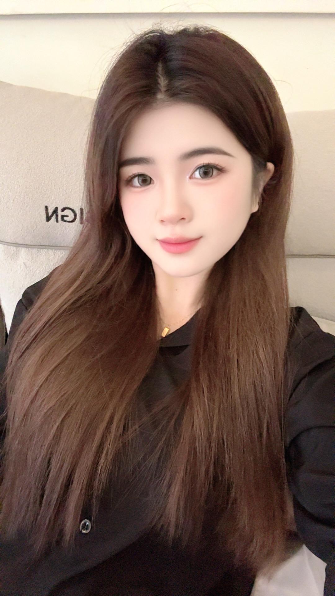在人声鼎沸的人群中我只望向你  我问了问心 它说情不自禁