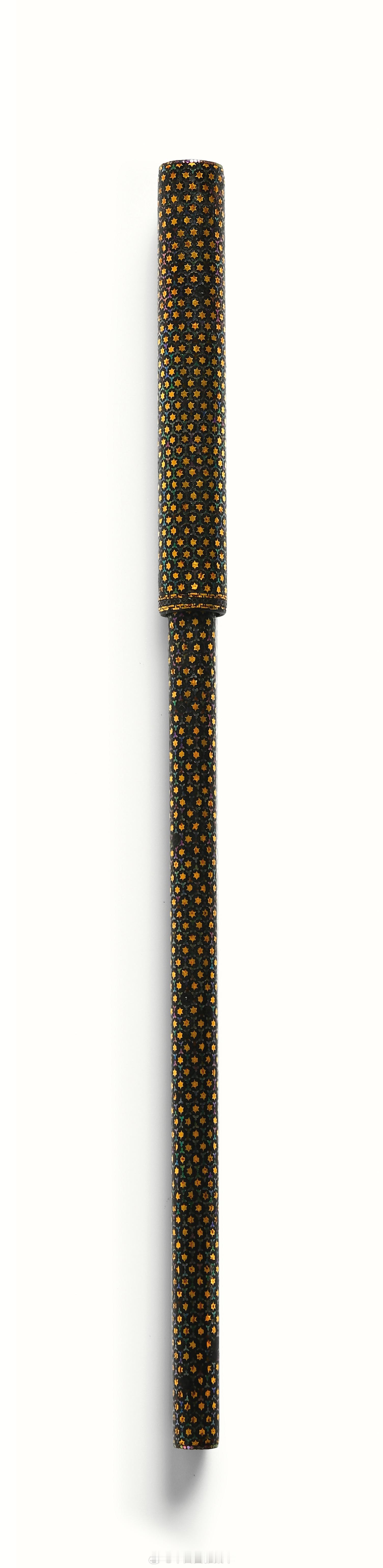 髹饰录 | 清康熙 黑漆嵌螺钿毛笔尺寸：长21 cm来源：北京博美2024年《尚