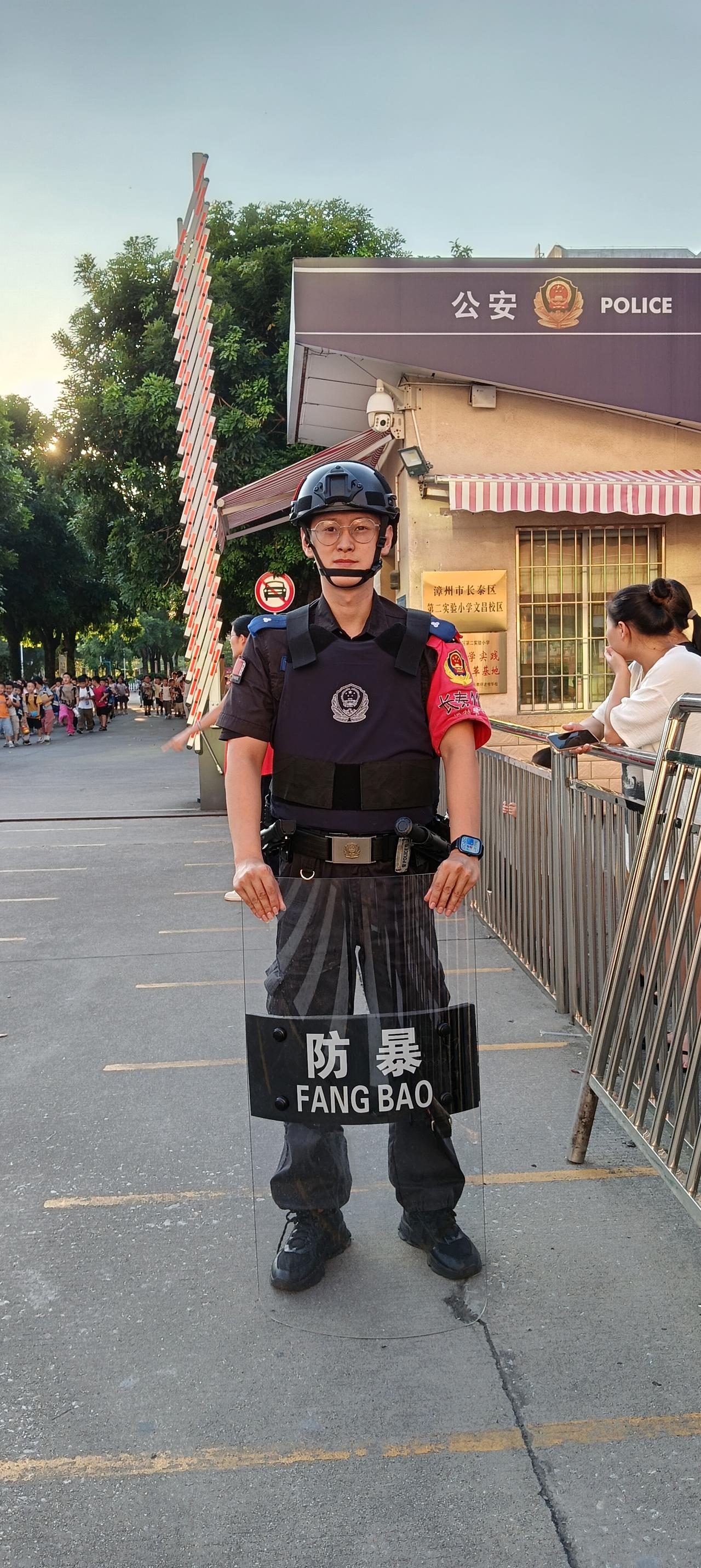 漳州市长泰区武警110，为了学校学生的安全，二十多年如一日，不管风吹日晒，酷热严