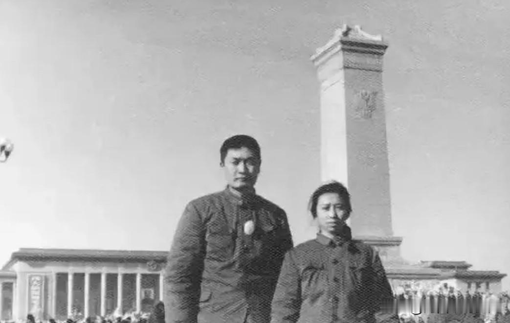1976年，这是陈毅元帅之子陈小鲁与粟裕大将之女粟惠宁，在北京天安门英雄纪念碑前