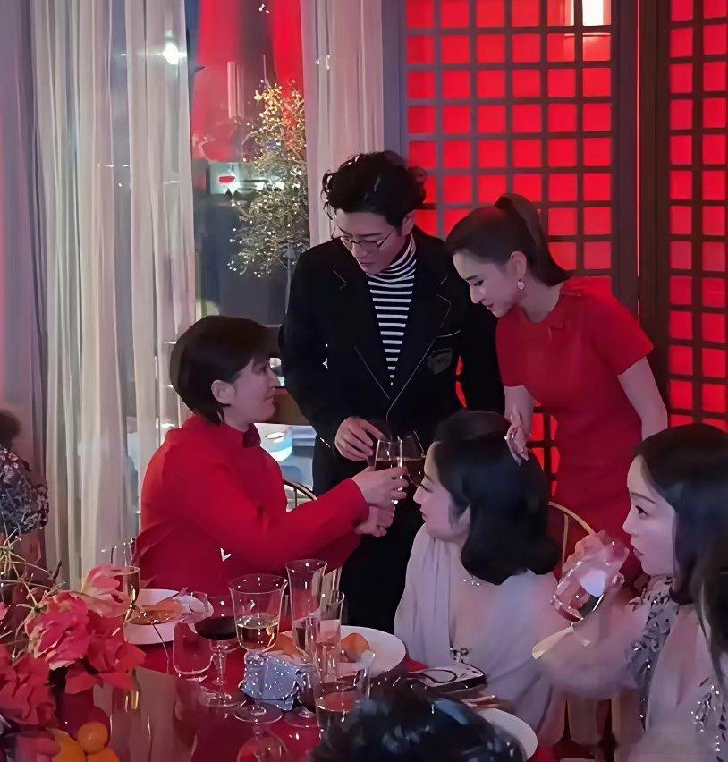 徐帆在圈内的地位一张敬酒图就看明白了窦骁、何超莲夫妻参加活动，俩人一同给徐帆敬酒