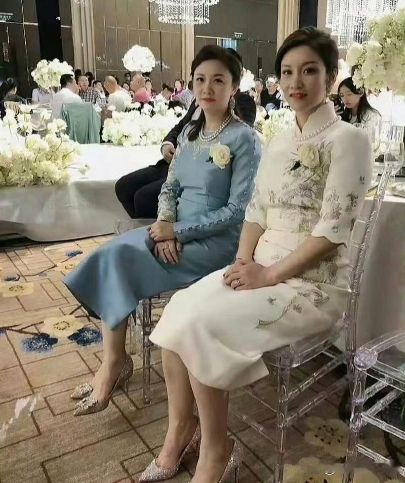 婚礼上的两亲母，都不是一般人家啊！ 