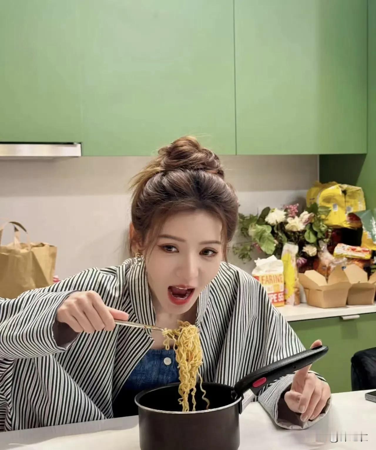 女明星怎么吃不胖其实都是人设，因为女明星都是吃的很少，所以根本没有狂吃不胖的。
