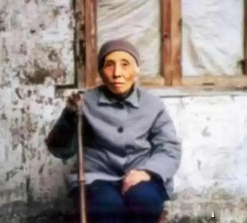 这是大地主刘文彩的五姨太王玉清，万万没想到她竟活到了2003年，享年92岁，正因