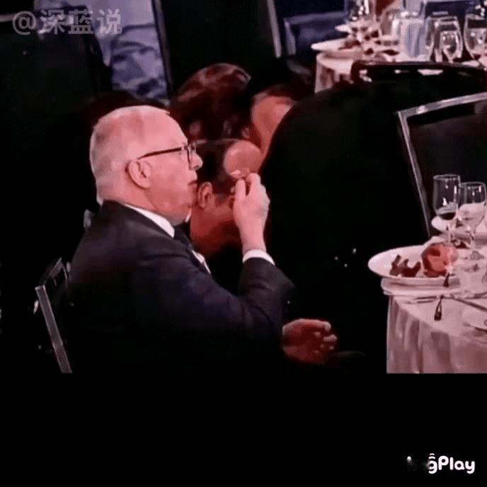 4月25日白宫记者协会晚宴上的枪击事件可太有戏剧性了。当时，宴会厅里突然枪声大作