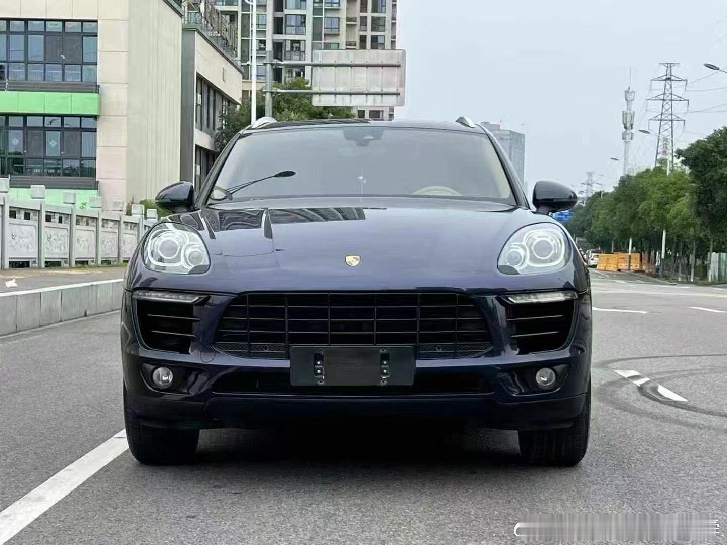 2016年上牌保时捷Macan，11万公里，车况好，选装午夜蓝金属漆，无钥匙进入