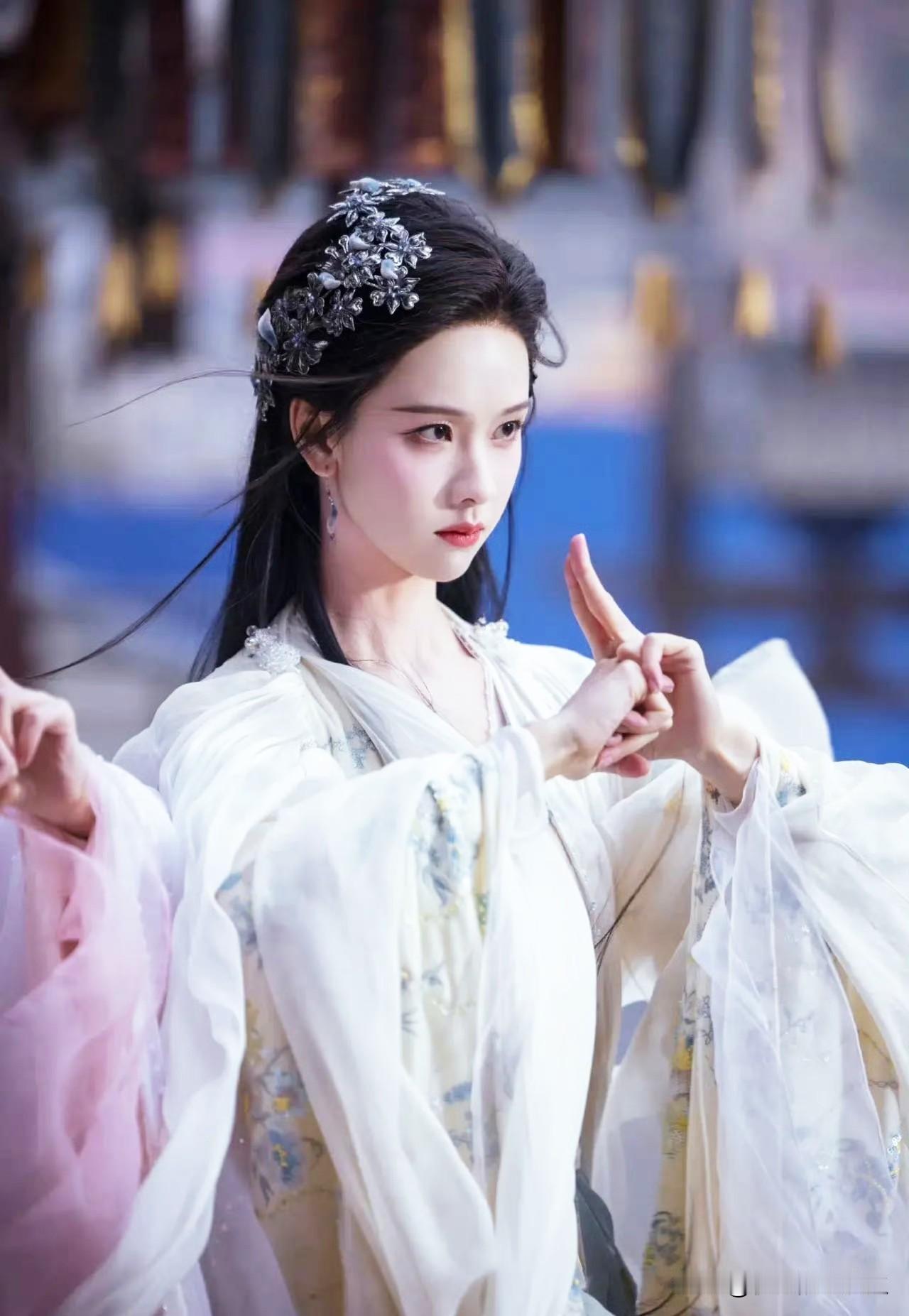 陈都灵不愧是少女时代的英雄主义呀！在大学的时候不仅是辩论赛的主持人，发言铿锵有力