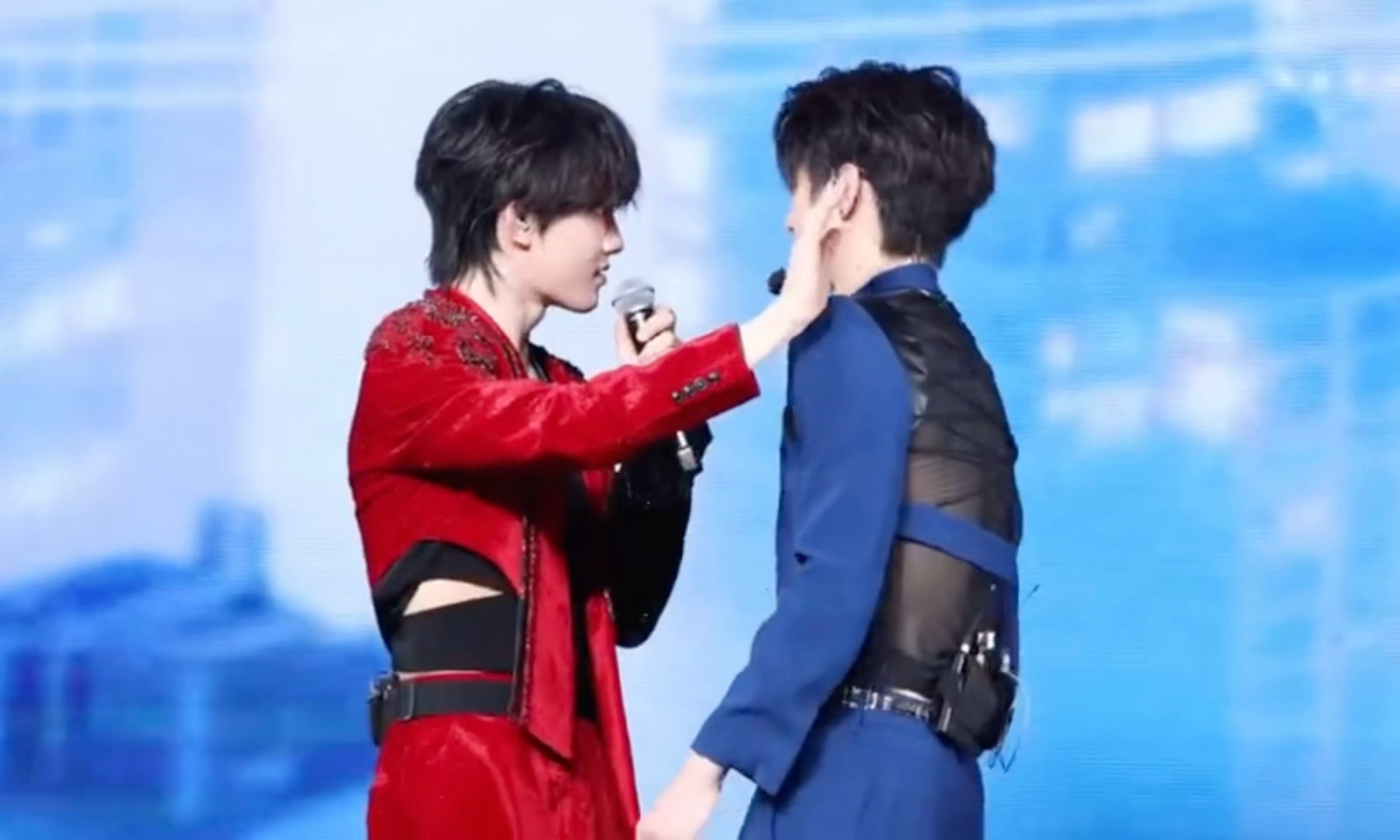 全场尖叫声。。起立。。。朱志鑫苏新皓壁咚啊啊啊啊这是偶像剧吗朱苏你们继续！！朱志