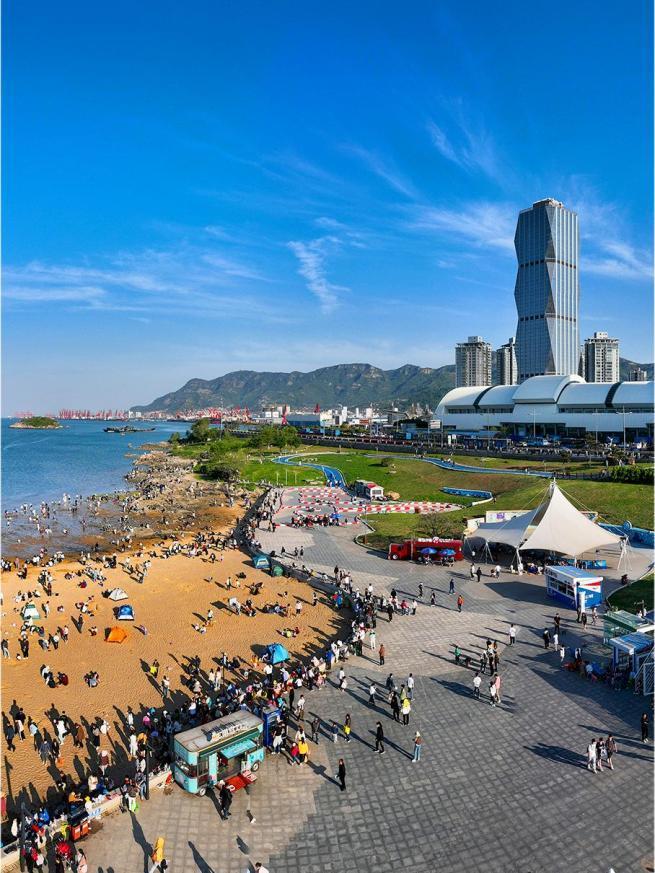 说是台风就要到了（11—14日）今天的连云港艳阳高照。
骑着电瓶车去买香烟，也就