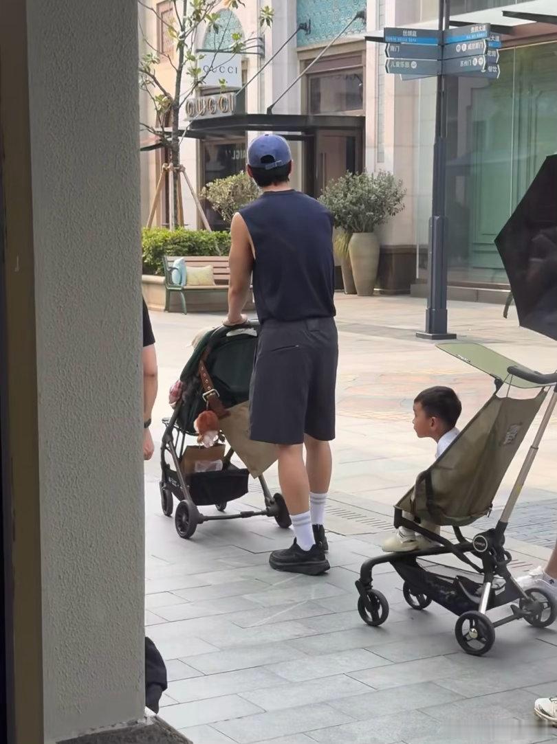 魏晨又双叒被偶遇啦～这次是妥妥的奶爸模式！早上带三岁儿子逛超市，下午还推着娃散步