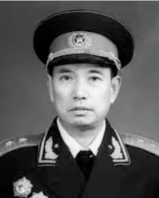 1980年，广州军区司令员吴克华给詹才芳打去电话，工作人员顺口答了一句“詹司令在