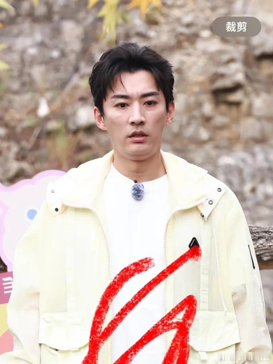 刘学义看着不像34啊 看起来有点着急了 ​​​