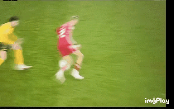 这演技真是没谁了！对红衣球员埃基蒂克死缠烂打的黄衣球员范戴克惹完事后倒地卖惨，他