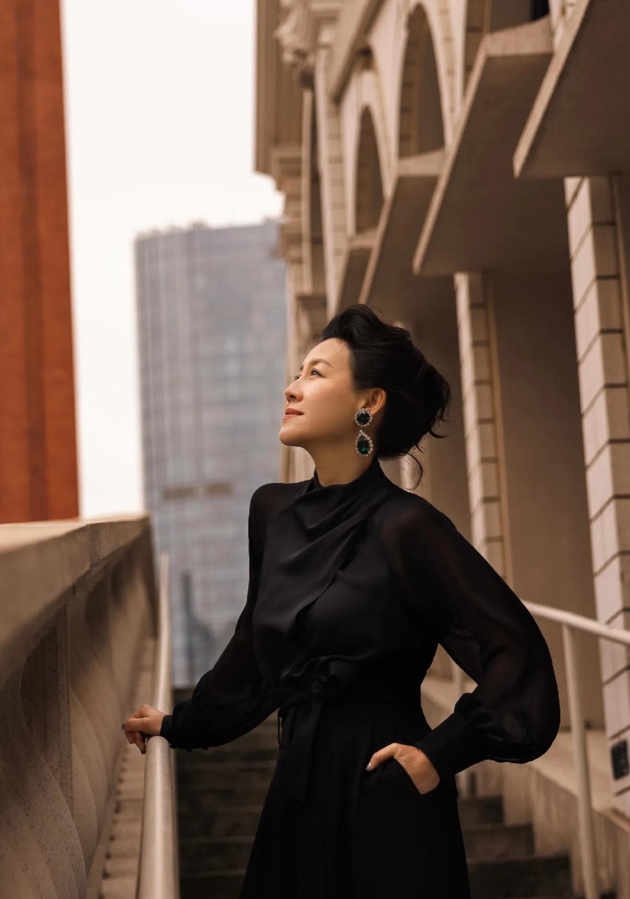 演员刘琳拍摄复古大片，简单的黑和白尽显优雅大气之美！刘琳现在真的是实力的代名词，