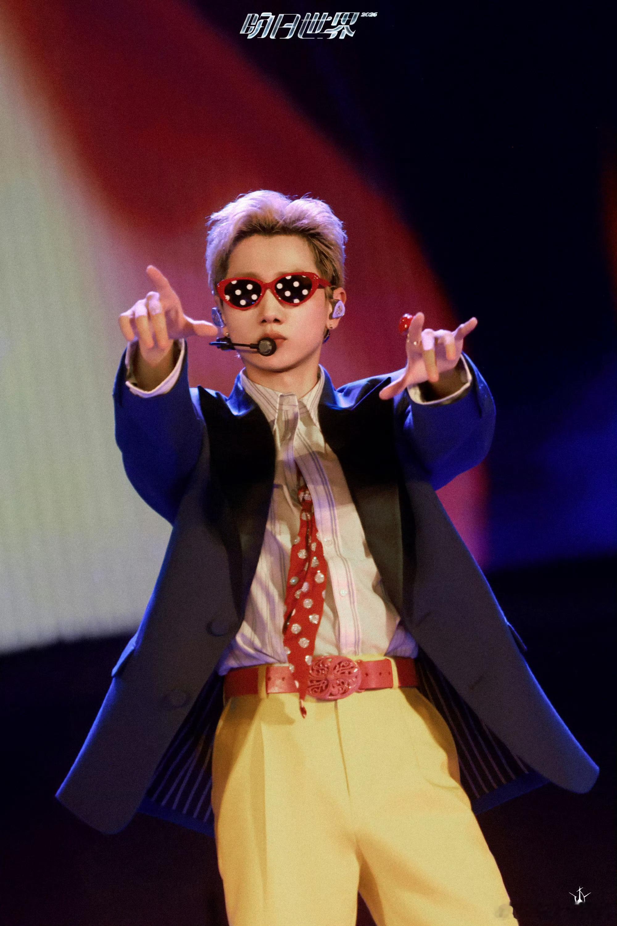 汪苏泷终于穿上了他想要的西装 这西装一穿谁还分得清是演唱会还是时尚大片啊！我单方