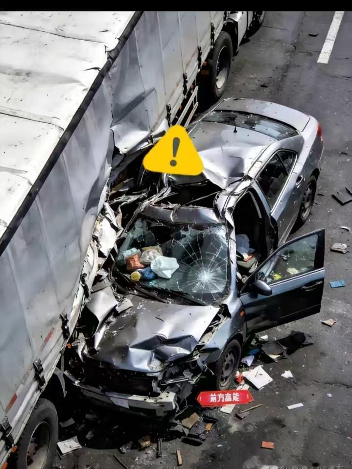 大年初七刚开工，南昌一家五口高高兴兴返程，下一秒就被大货车挤成废铁，姐姐当场没了