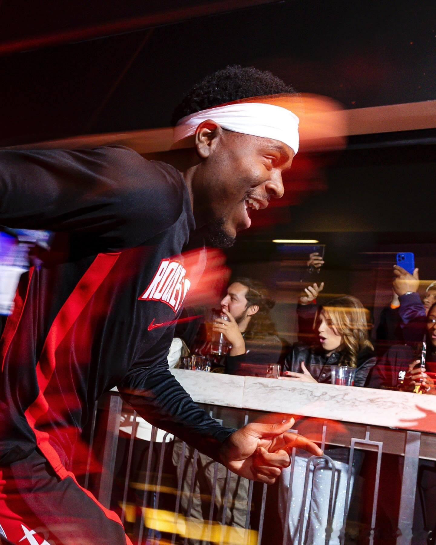 本赛季的阿隆霍勒迪：场均9.1分投篮命中率45.5%，三分球命中率43.3%最近