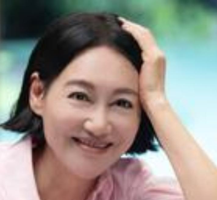 影后惠英红买不到保险，背后是她年轻时用命搏出来的、触目惊心的伤病记录。
早年因拍