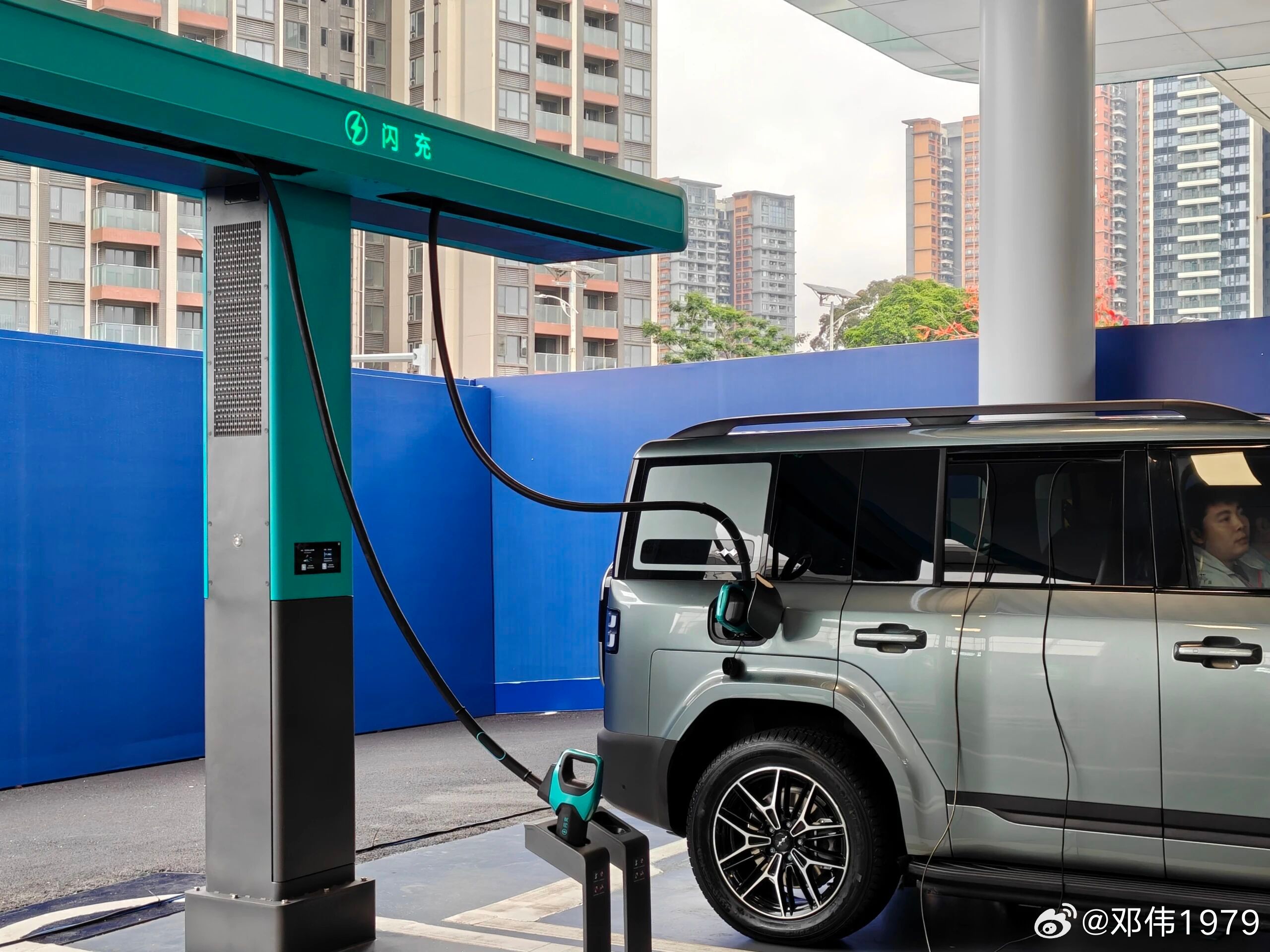 见证出行的焕新时刻截止3月8日，方程豹221家4s店已建成通电，用户可前往体验方