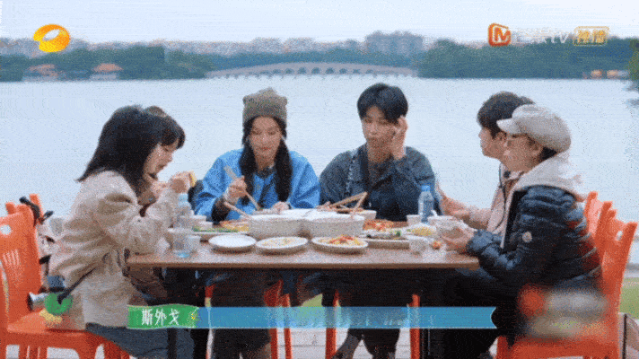 黄龄斯外戈假吵架给吴佩岭庆生房东的猫成员吴佩岭在节目里过生日这段真是一波三折啊，